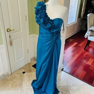 Evening gown One shoulder from the shoulder to the bottom 62 inch